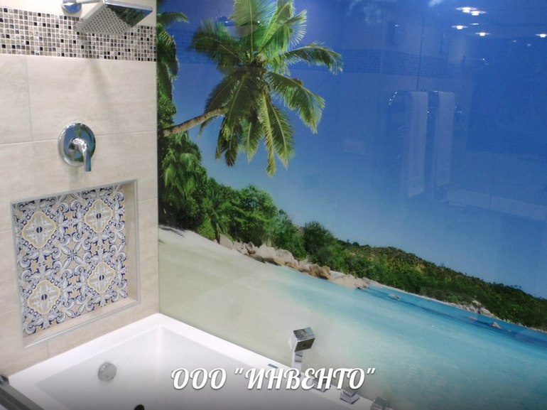 Стеклянное панно в ванной