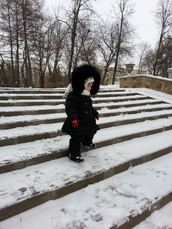 Мы пойдем сейчас гулять, Но не будем замерзать. !