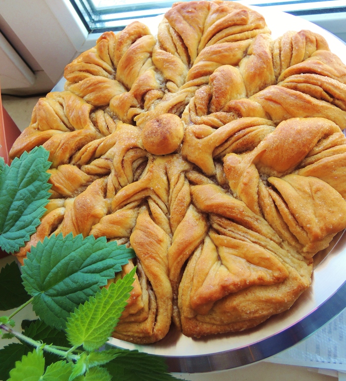 Постный пирог с сахаром и корицей.