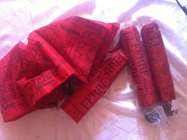 Продам шикарный красный зонт Ferre 1890р обычная цена 4500р