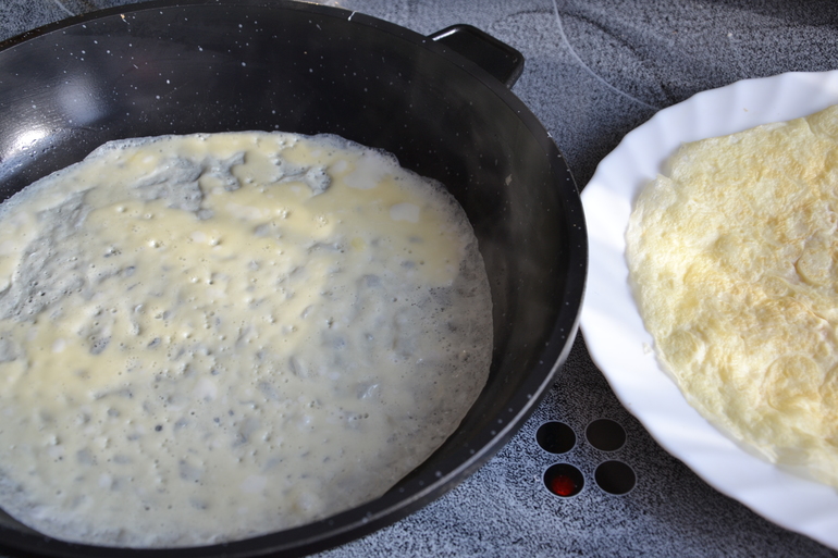 Салат с омлетной ленетой и копченой курицей.