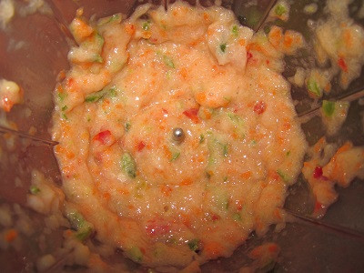 Паровая куриная колбаска с овощами.