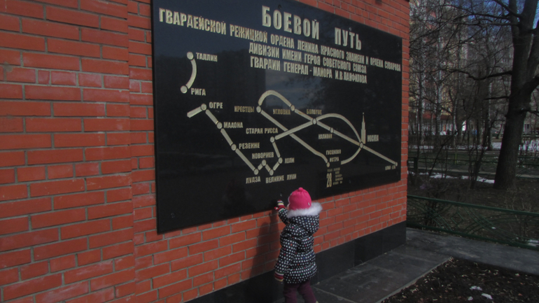 Прогулка возле памятника Героям Панфиловцам)))