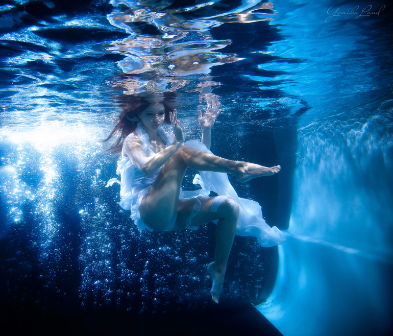 Голые дамы под водой фото