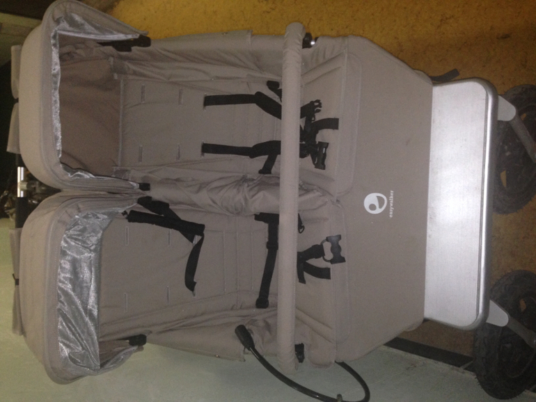 Продаю коляску easywalker duo