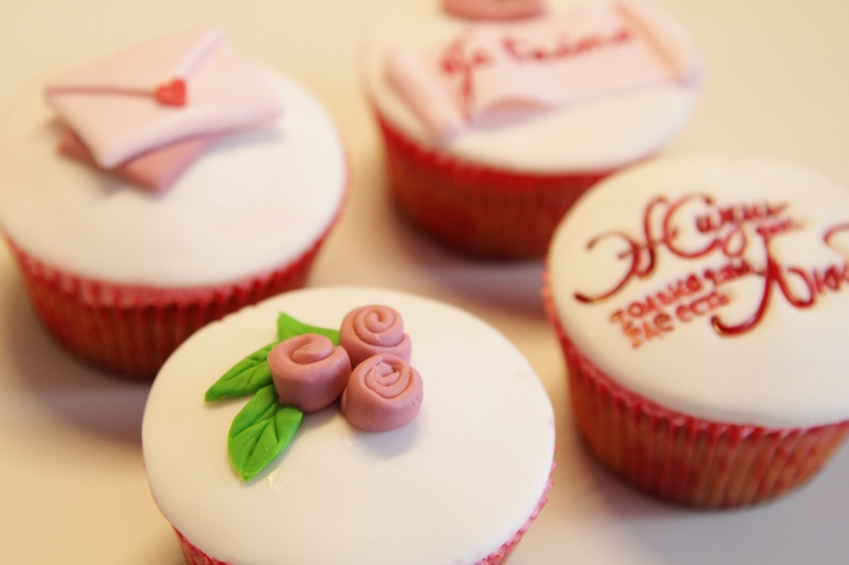 Мои вторые капкейки покрытые мастикой.