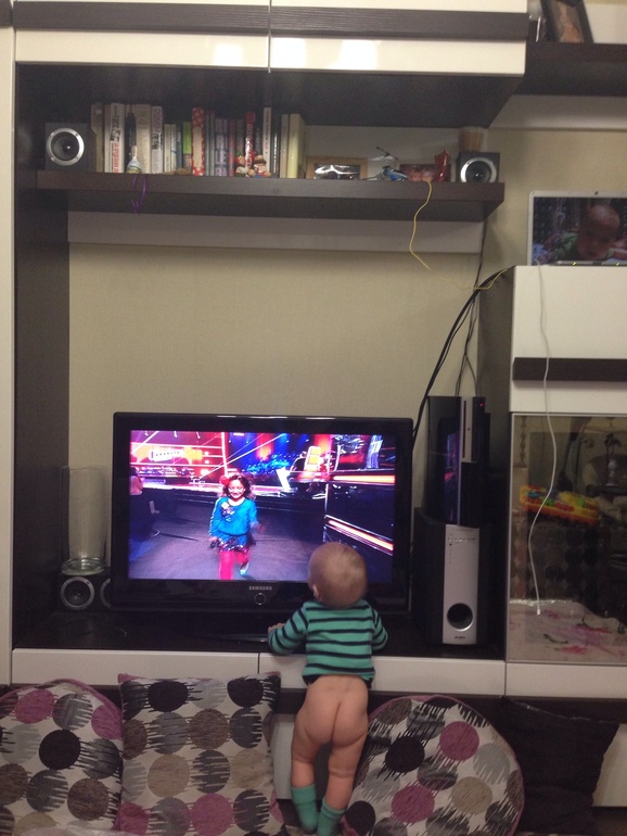 Ваня смотрит "Голос дети". И ему оч нравится!!!