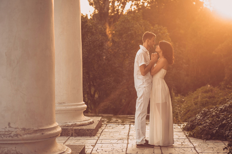 Солнечная свадьба на берегу пруда!