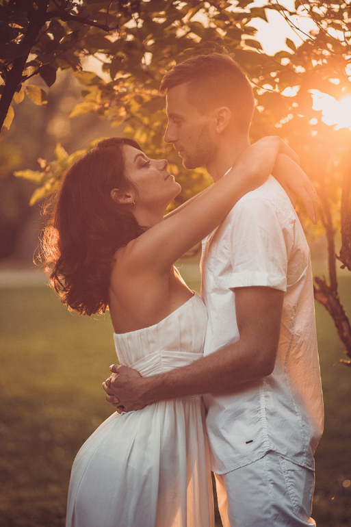 Солнечная свадьба на берегу пруда!