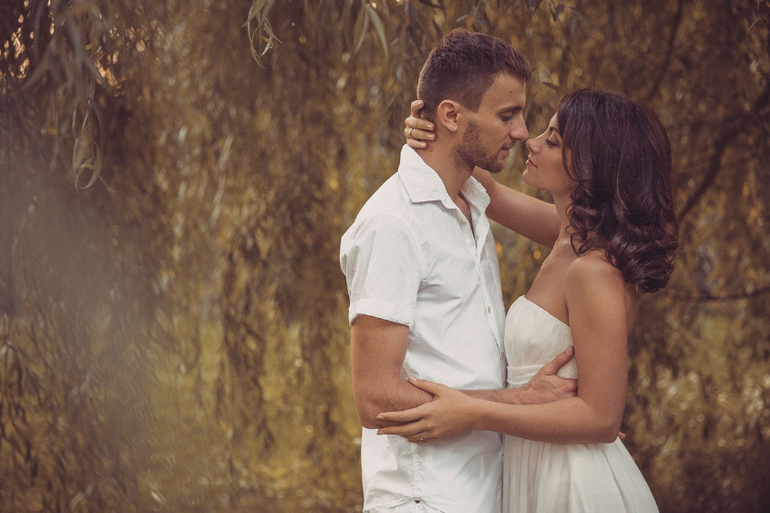 Солнечная свадьба на берегу пруда!