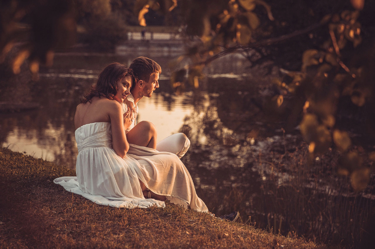 Солнечная свадьба на берегу пруда!