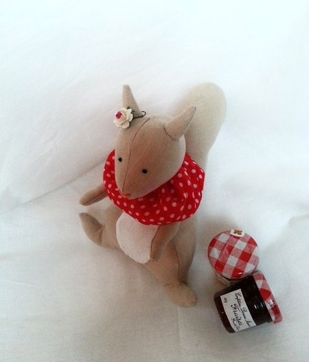 А к нам белочка прискакала!))