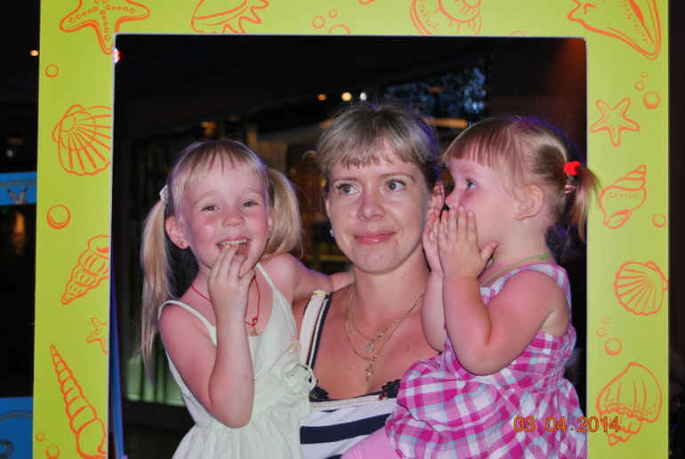 Посмотрите мои фото))) Тоже интересно на сколько я выгляжу