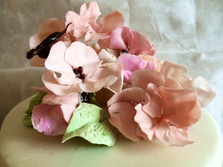 Торт с мелкими цветами в чашке