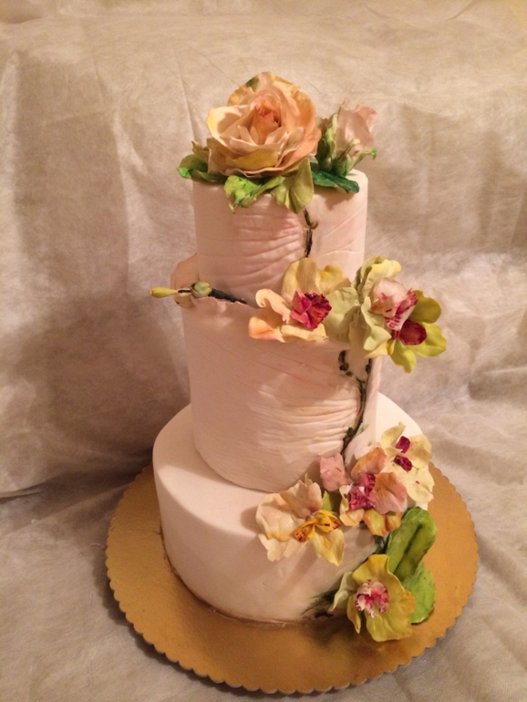 Трехярусный торт с псевдоорхидеями и розами))