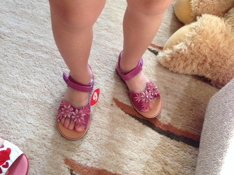 Пристраивать или оставить сандалики?