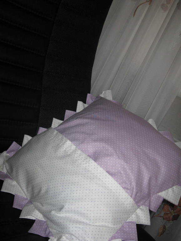 Вот такая она, моя первая пэчворк-подушка.....