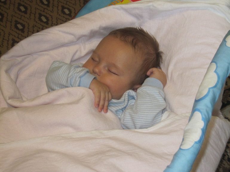 Сосёт манжет кофточки вместо соски(((