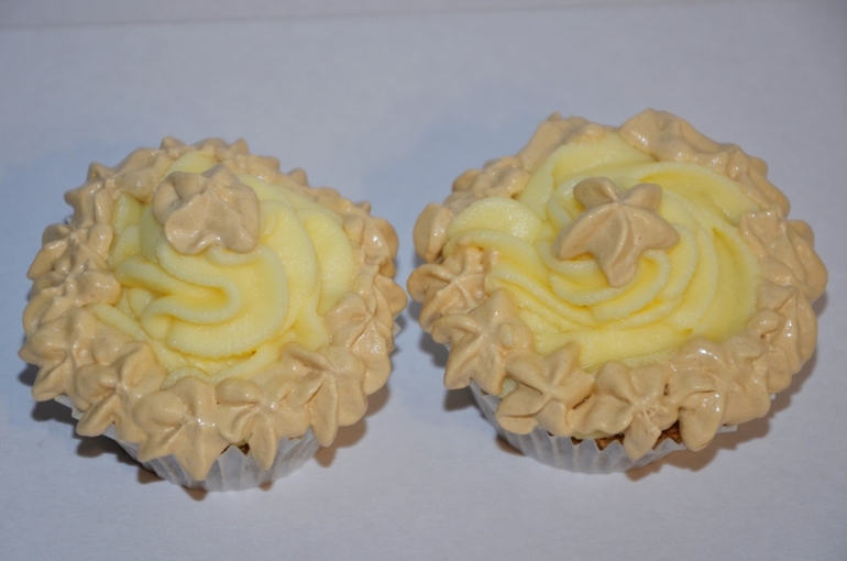 Морковные капкейки с кремом-чиз, швейцарской заварной меренгой с цикорием.