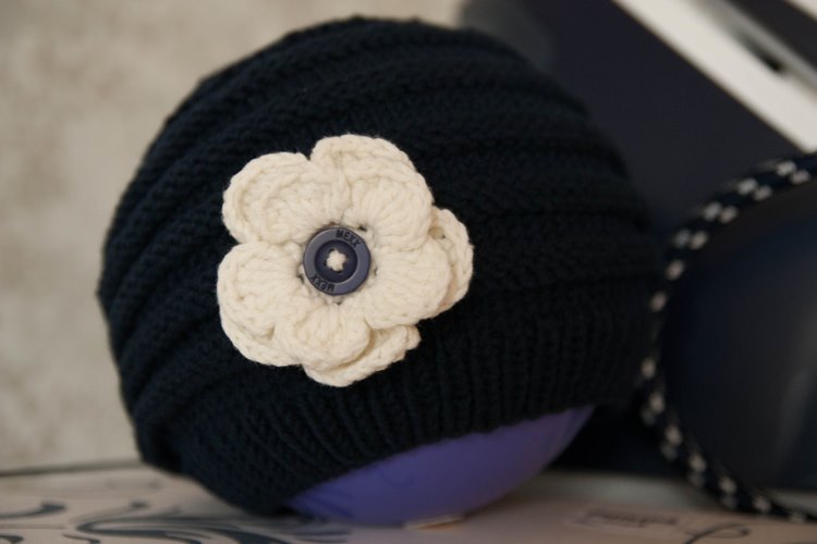 Получилась романтичная по-моему шапочка для принцессы? Продается