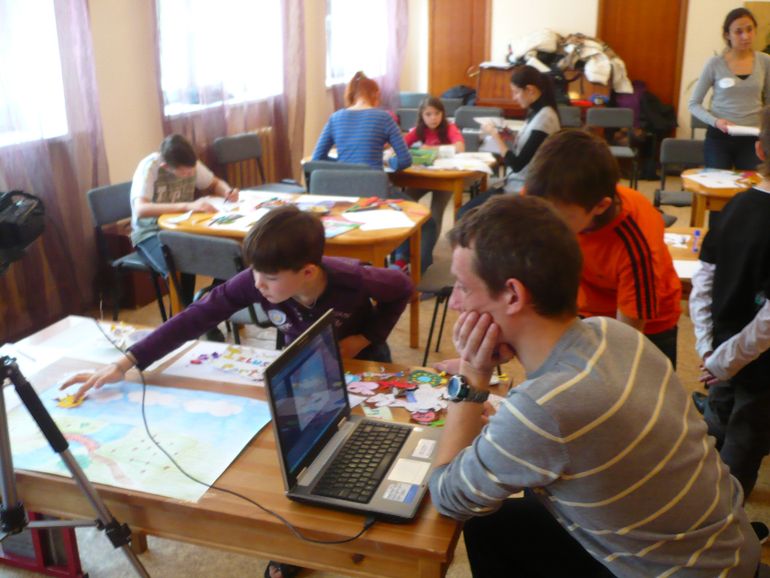 Московские школьники собрали для ребят из детских домов краски и альбомы