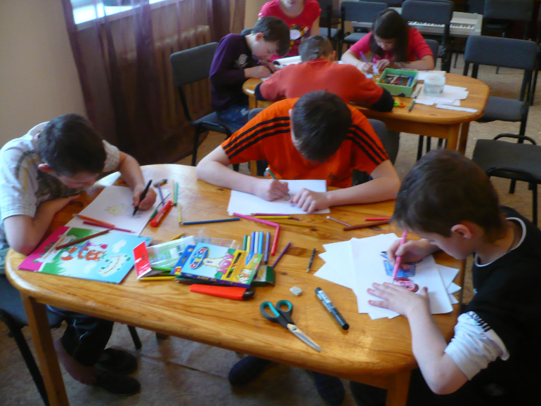 Московские школьники собрали для ребят из детских домов краски и альбомы