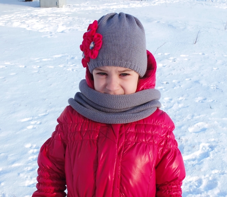 Теплые, двойные шапочки  с меховыми помпонами для детей и взрослых в наличии и на заказ!