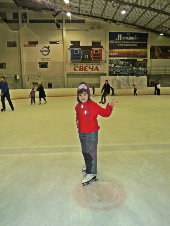 Катание на коньках))