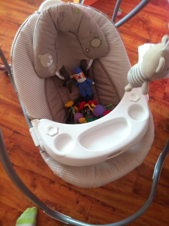 продам детскую качелю шезлонг 5000 новую.