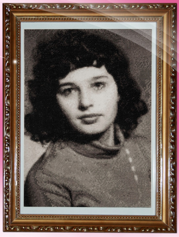 девочки вот довышивала,скажите мнение,что так и что не так!?схема по старой отсканированой фотографии.