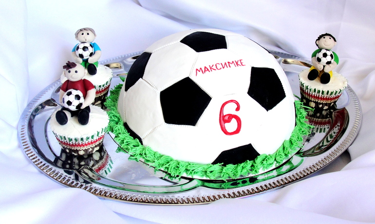 Футбольный мяч и футболисты