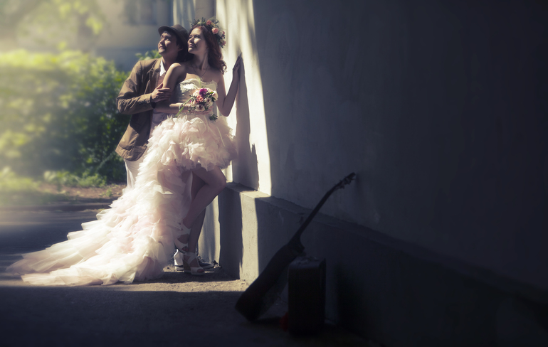 Оригинальное короткое свадебное платье со шлейфом