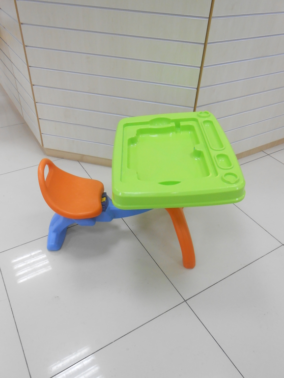 Стол игровой+стул. Цена 900 рублей.