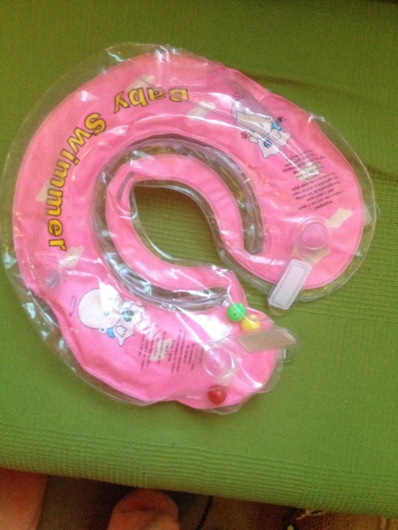 Отдам в добрые руки качельки, круг на шею, ползуночки и бодики на возраст 0-6 м, зимний комбинизон (68 см)