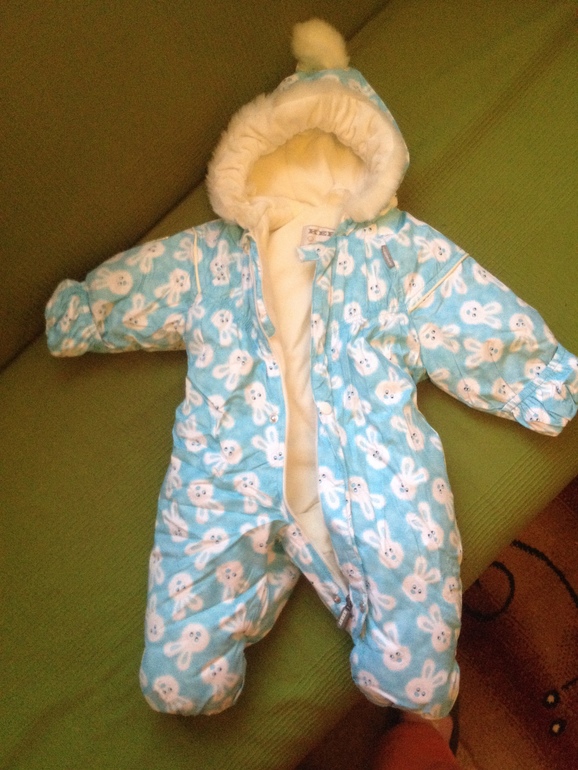 Отдам в добрые руки качельки, круг на шею, ползуночки и бодики на возраст 0-6 м, зимний комбинизон (68 см)