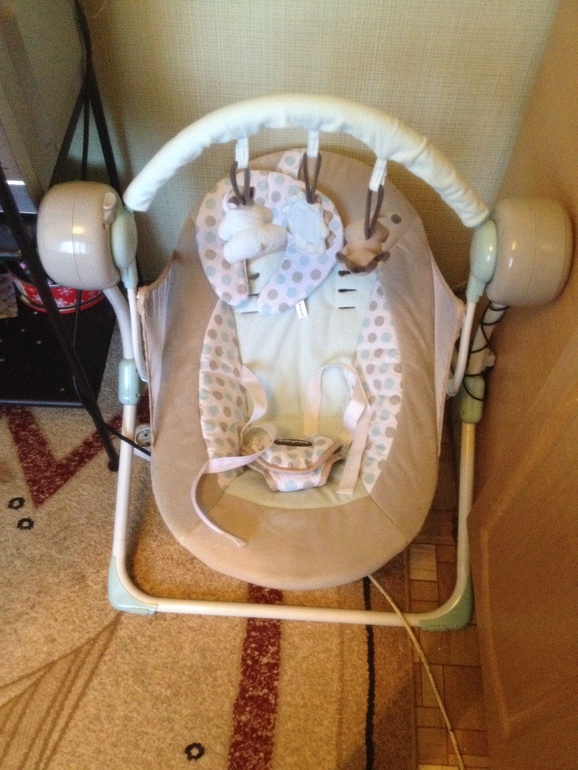 Отдам в добрые руки качельки, круг на шею, ползуночки и бодики на возраст 0-6 м, зимний комбинизон (68 см)