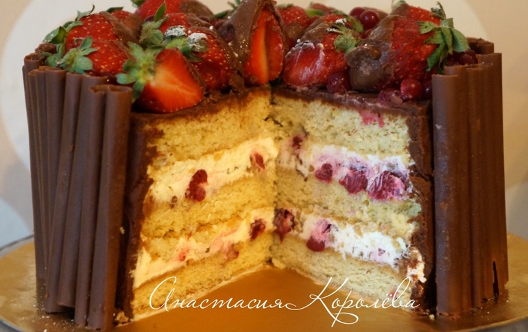 Мой первый торт с шоколадными трубочками и ягодами! Разрез под катом