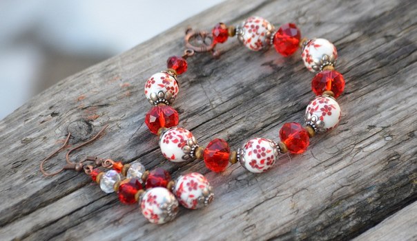 Браслет и серьги из керамич. и хрустальных бусин