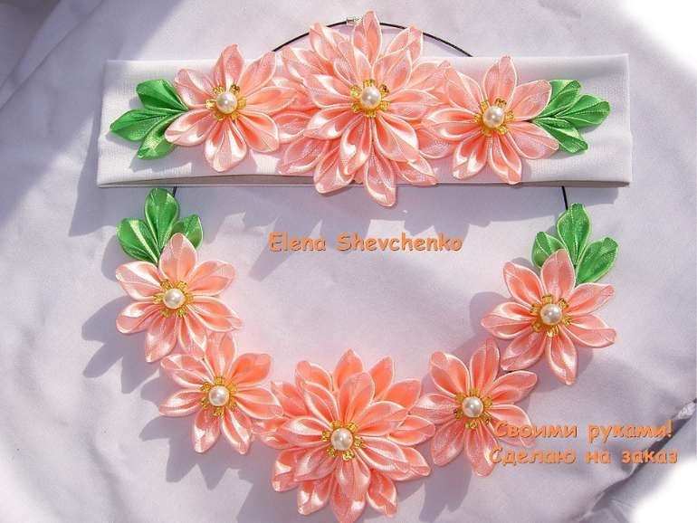 Комплект украшений "Персиковые цветы" в стиле "Канзаши" . Под катом фото.