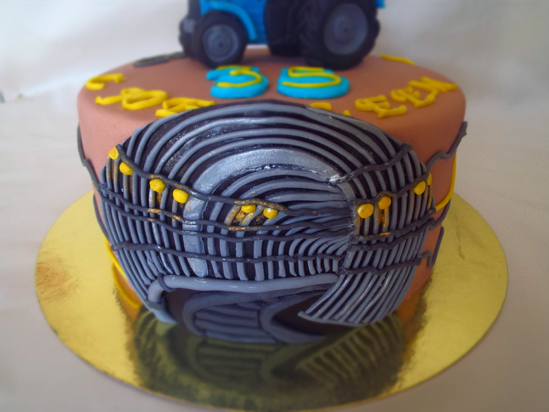 Трактор и тоннель