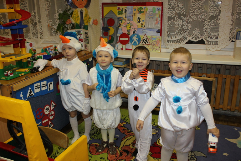 Новогодний утренник в саду!!!!!! Мы снеговички!!!!!!