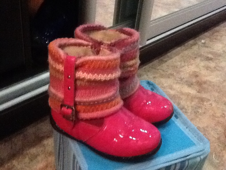 Продам обувь б/у от 22 по25 на девочку, несколько пар даром отдам( качество соотв)