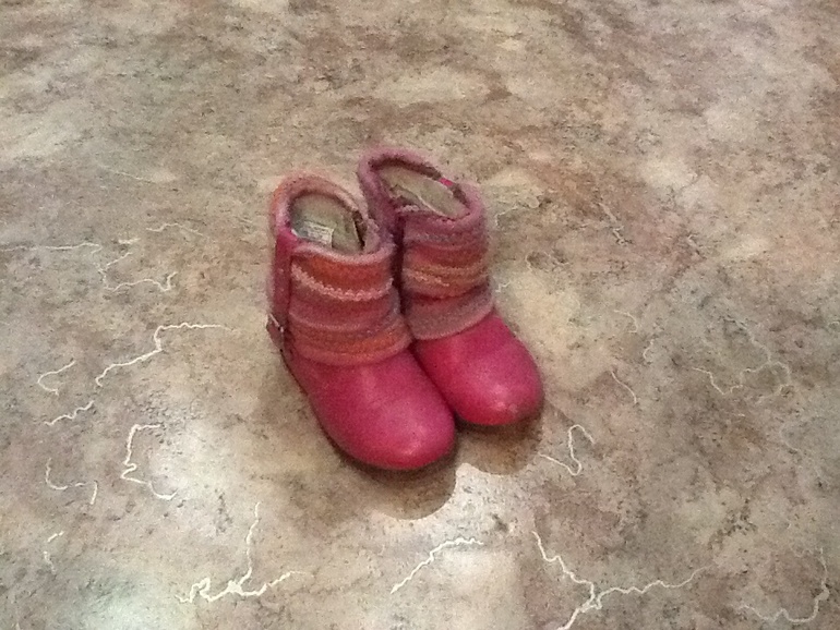 Продам обувь б/у от 22 по25 на девочку, несколько пар даром отдам( качество соотв)