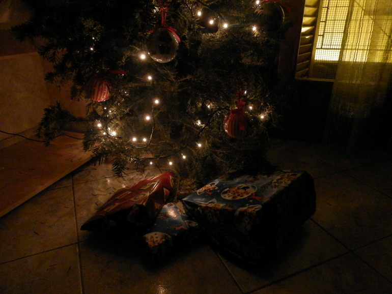 Детей ждут подарочки под елкой