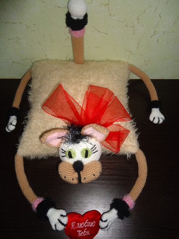 Подушка "влюбленный котик"