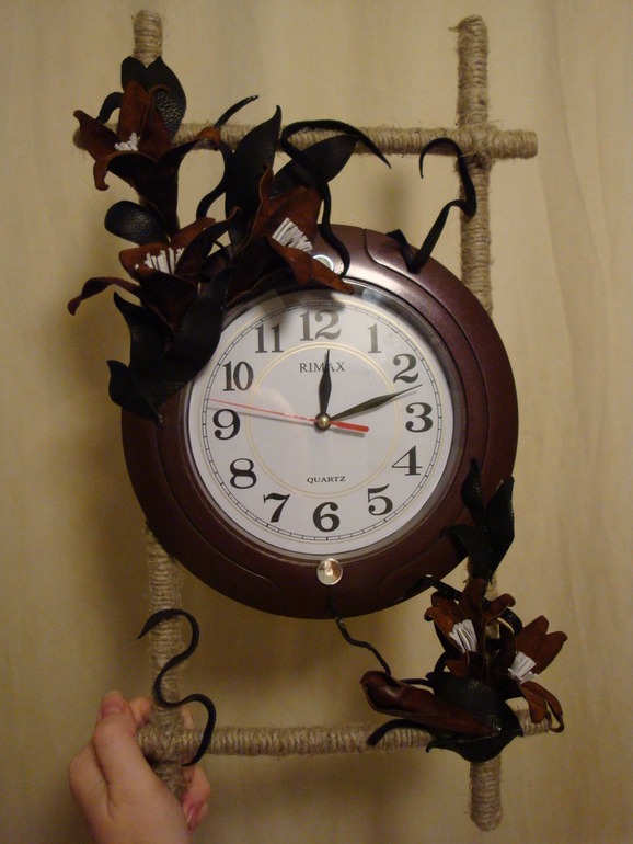 Часы с декором из кожи