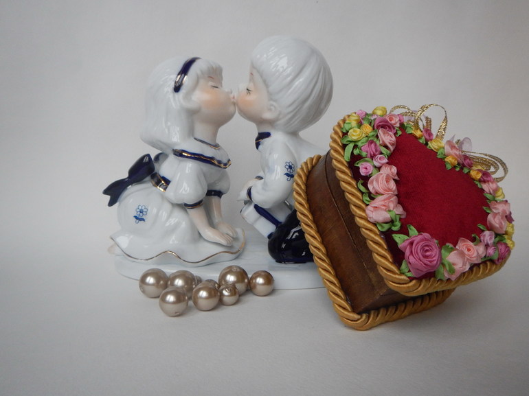 Шкатулка "Сердечная" деревянная с вышивкой лентами