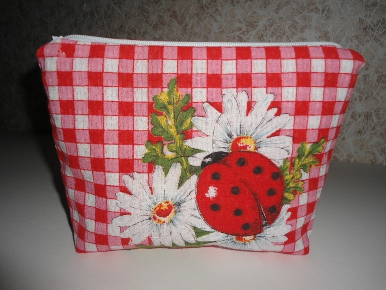 Пошились разные мелочи на подарочки к празднику.