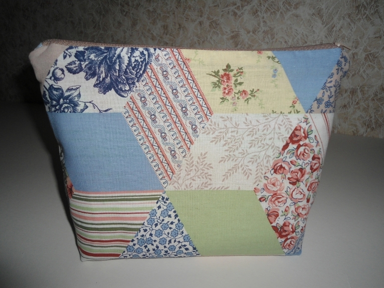 Пошились разные мелочи на подарочки к празднику.