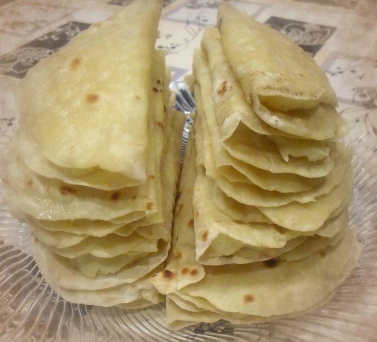 Кто хочет побаловать себя и родных домашней кухней-милости прошу. Вареники,манты, пельмени, пирожки и многое другое)